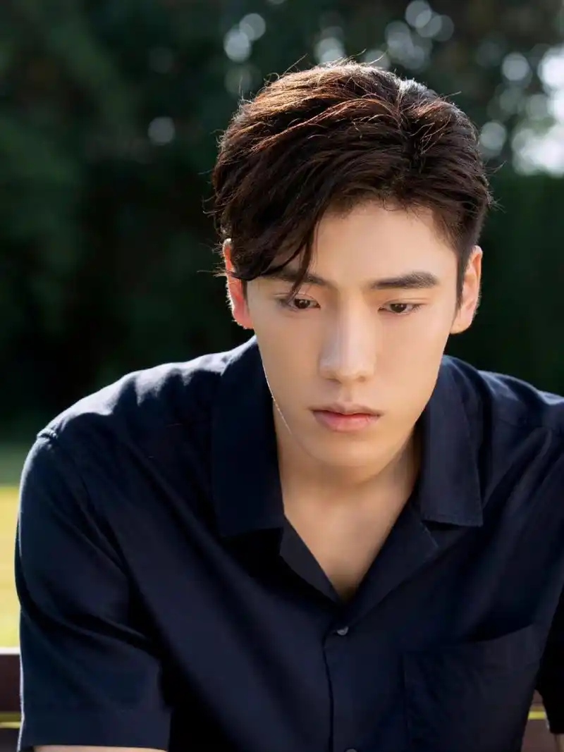 秦岚,王子异新剧《芳心荡漾》正在热映,这是一部女性题材的浪漫爱情轻