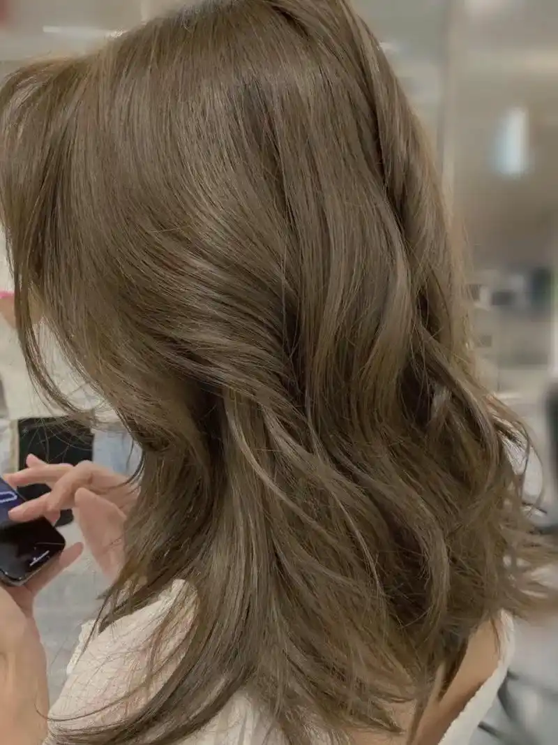 薄荷米棕色不用漂超显白～分享显白发色冷色系发色不用漂发色染 - 抖