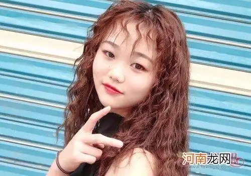 梳当下走红的女孩睡不够烫头发型,运用时尚潮流卷头发将你的大脸肥