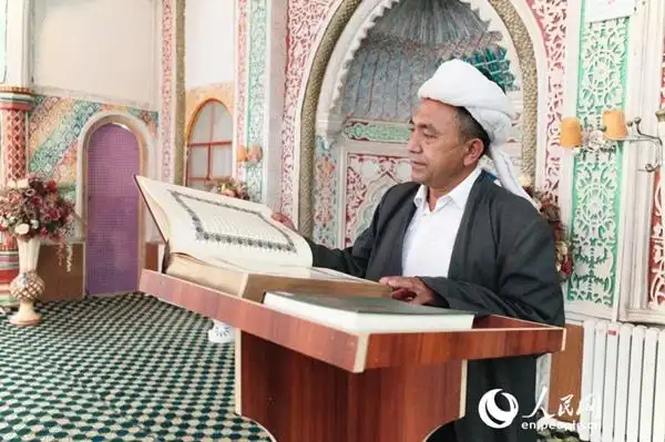 阿布杜如苏力·谢木西丁在新疆和田市玉吉米力克清真寺内主持宗教仪式