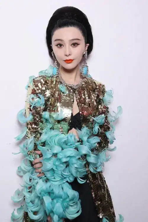 卧槽!#范冰冰##巴黎时装周#看秀第二套造型极清美图大赏!