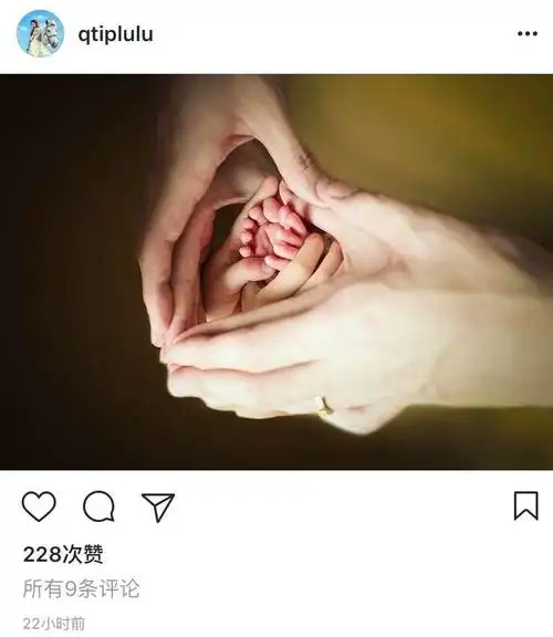 孙悦的妻子陈露在个人社交平台上晒出了一家四口的手组成心形的照片