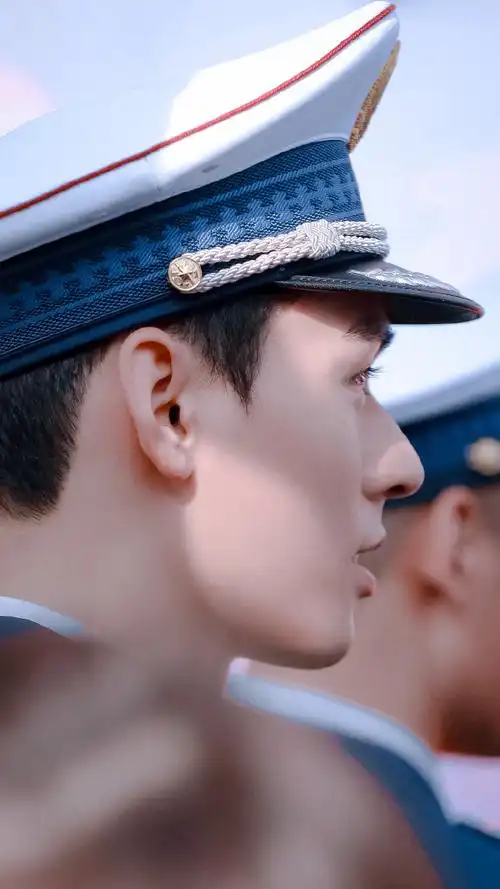 龚俊军装##龚俊制服装# 也就稍微被帅到. 来自real小鑫同学 - 微博