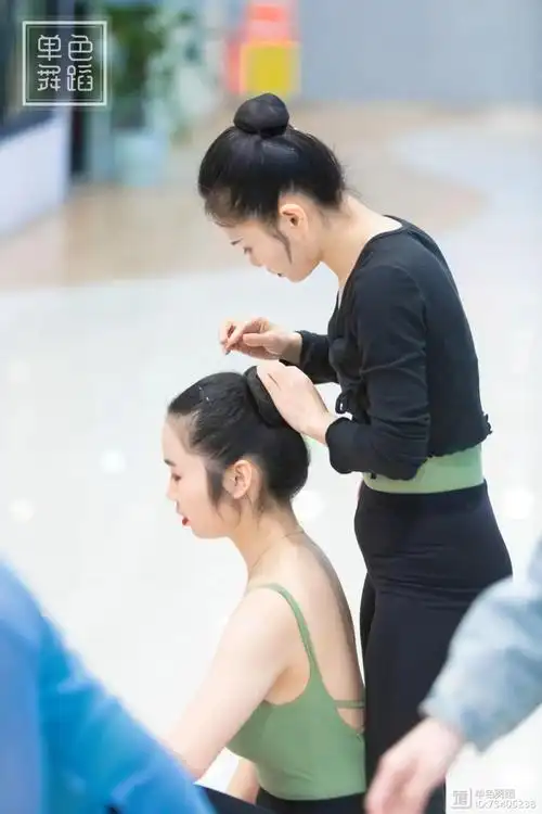 舞蹈生必收藏!6步教你扎一个漂亮的丸子头