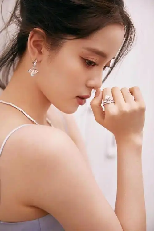 但是,没关系!欧阳娜娜穿浅蓝色吊带抹胸裙来了,造型真是令人惊艳.