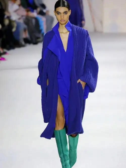 绿色充满生机虽然是两个邻近色,但是因为都是极高饱和度的颜色两个