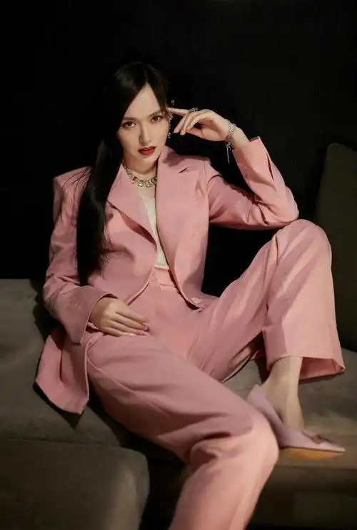 唐嫣粉色西服套装又甜又飒