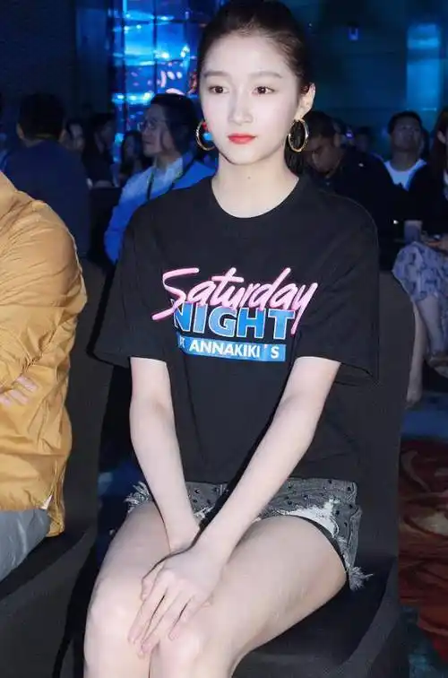 关晓彤穿超短热裤走活动秀腿反被内搭抢镜鹿晗也不管管