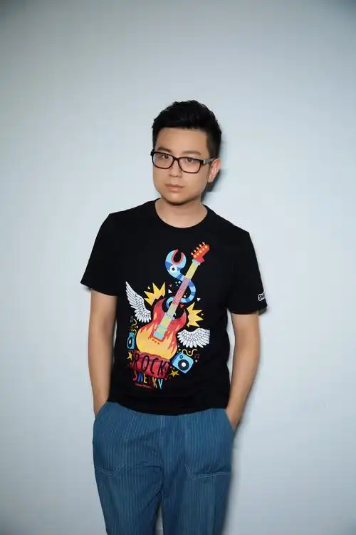 从中国好声音出来的音乐制作人歌手徐林的女朋友陈聆子在其比赛期间一