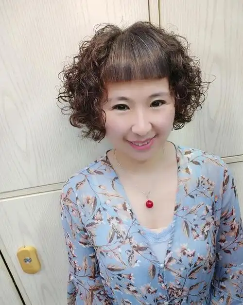 好了,越剪越精致,越烫越洋气的发型今天就先分享到这里,40到60岁的