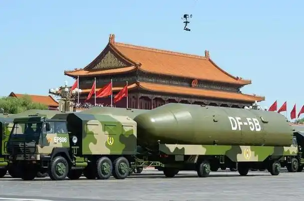 解放军东风-5b洲际弹道导弹的档案照.(中新社)