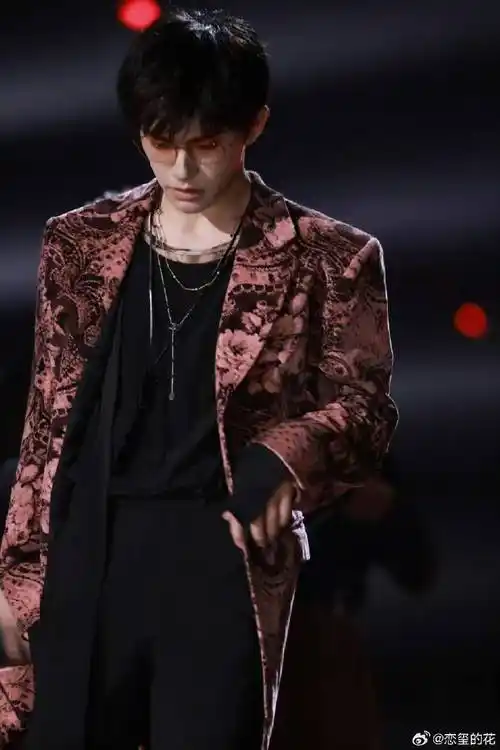 易烊千玺玫瑰雨舞台##天猫双11