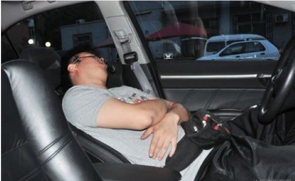 如果晚上一定要在车里睡觉过夜该怎么做才安全