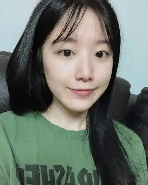 (g)i-dle的忙内舒华也是「素颜女神」代表之一!