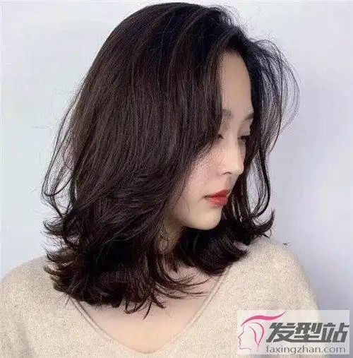 短发怎么烫发型好看?首推保守又减龄的洋气烫发:烫发尾.