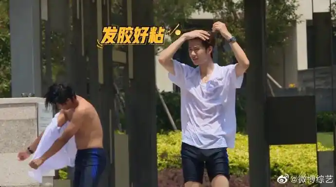 王一博 腰#今晚#极限青春#的泳池真的太精. 来自微博综艺 - 微博