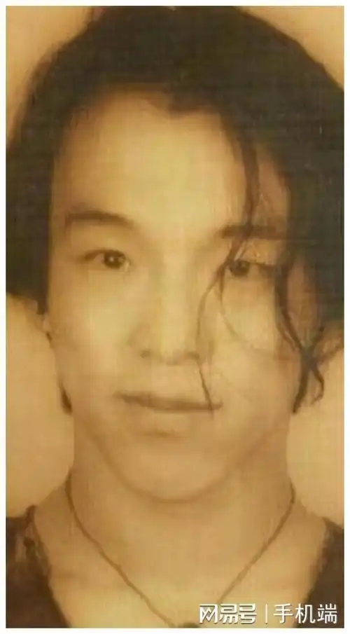 黄渤年轻时候就是个"文青",他会被潮流音乐打动,和朋友组乐队,跳流行