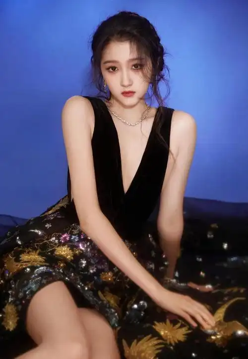 关晓彤碎花深v连衣裙写真|深v_网易订阅