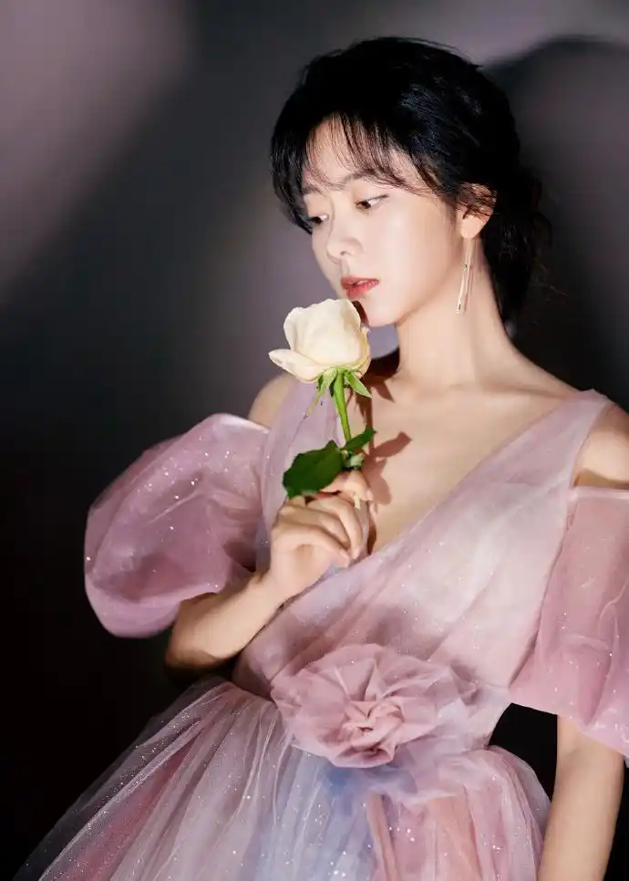 谭松韵穿粉紫色蓬蓬裙尽显美丽优雅