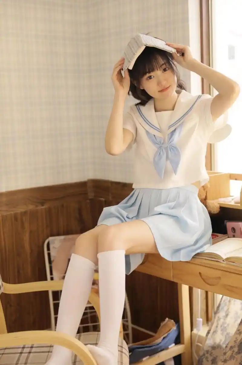 淡雅颜色的jk水手服搭配短裙,清纯娇小可爱的样子好美,好喜欢