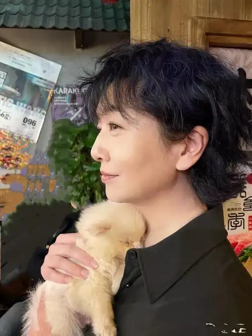 江珊接受自然衰老纯素颜出镜很真实身材微胖不刻意瘦身减肥