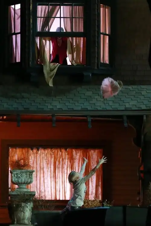 影片相关#《猛禽小队》一组新场景的片场照,哈莉被小丑赶出家门.