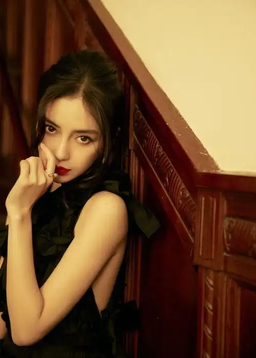 近日,杨颖工作室晒出一组angelababy美照,照片中,baby身穿黑色露背