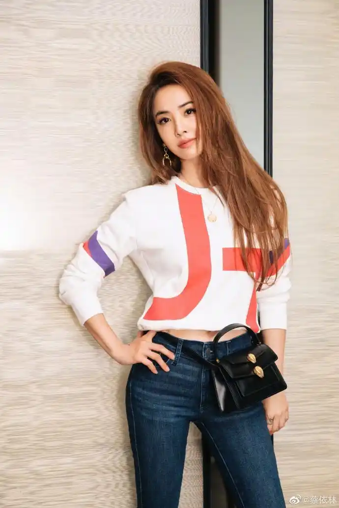 新浪娱乐讯 近日,蔡依林在个人社交网站分享了与家人在泰国海边度假的