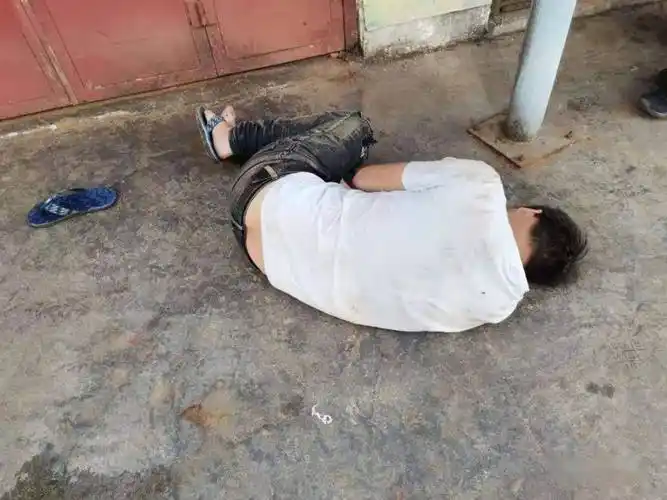 曲靖三男子醉酒后的睡姿!画面太美 不忍直视!