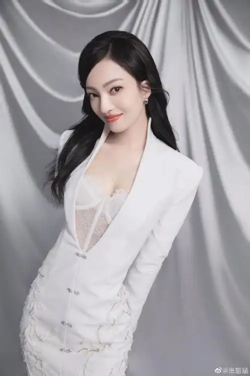 张韶涵晒九宫格美照 白西装配轻纱优雅干练