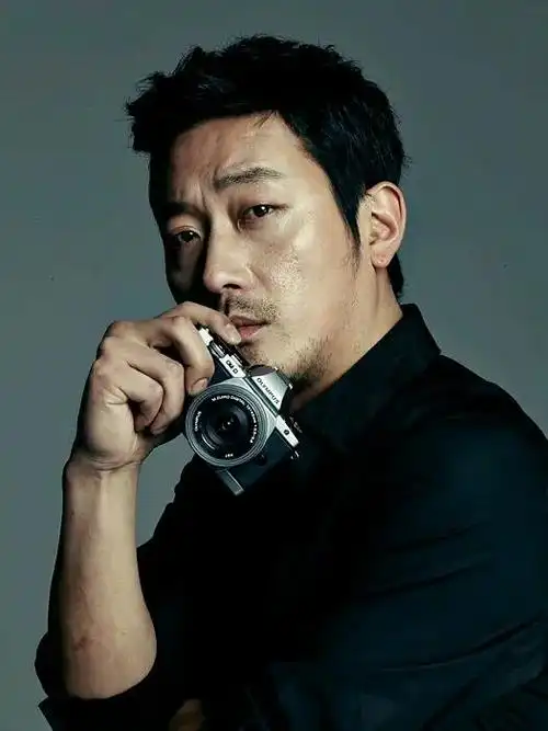 河正宇1978年3月11日出生于韩国,毕业于韩国中央大学,韩国男演员.