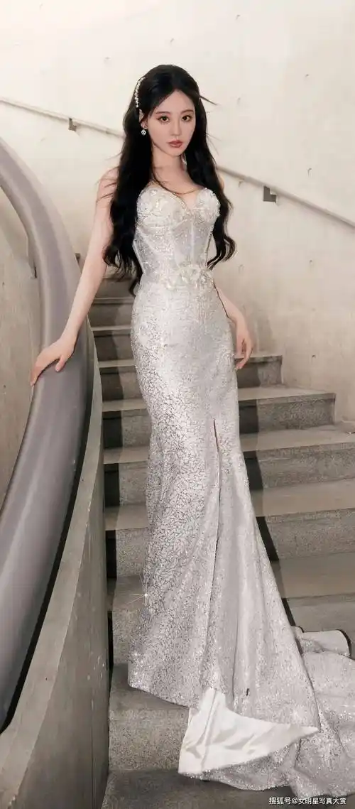 【祝绪丹性感写真壁纸】银色抹胸长裙,美人鱼般婀娜多姿_时尚_气息