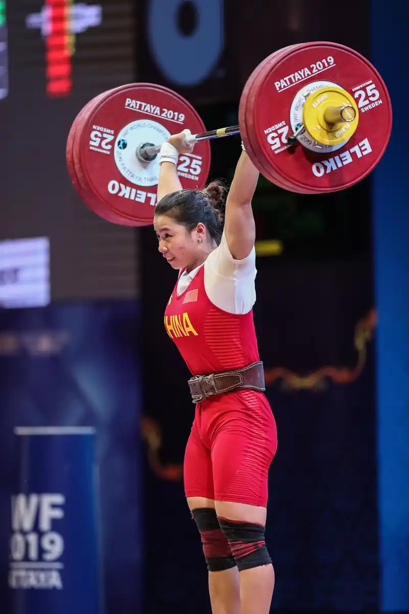 举重——世锦赛女子55公斤级:中国选手摘金夺银(8)