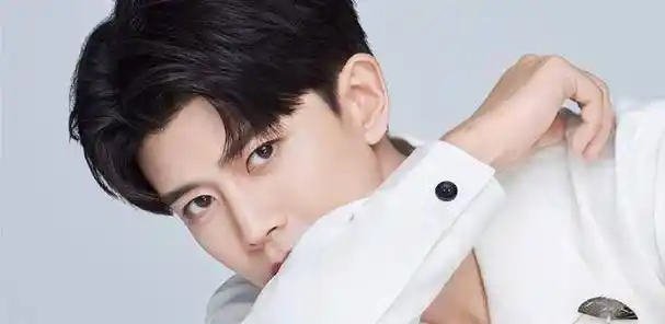 任嘉伦对着镜头歪头杀,笑意盈盈比心,人间小可爱不像30岁_工作_样子