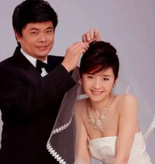 回顾许戈辉:巅峰时离开央视嫁二婚富商丁健,与丈夫前妻亲如姐妹