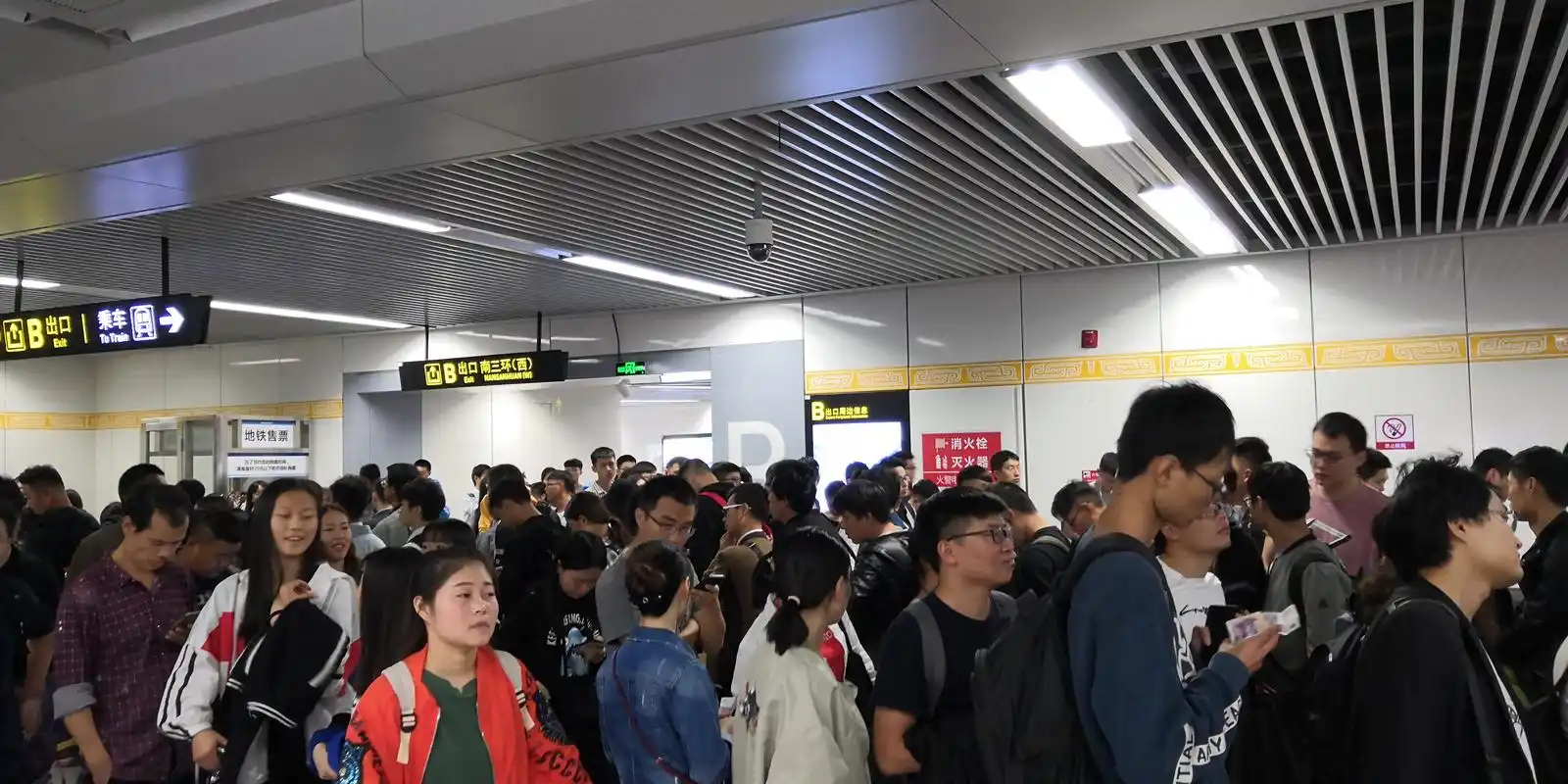 郑州返程高峰来袭,市区多路段开始拥堵,地铁内已拥挤不堪