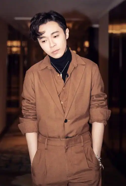 吴青峰棕色休闲帅气写真图片