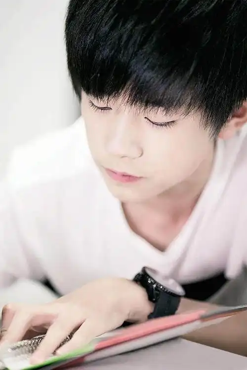 易烊千玺参加格莱美掀起刘海,粉丝:早就该这样了!