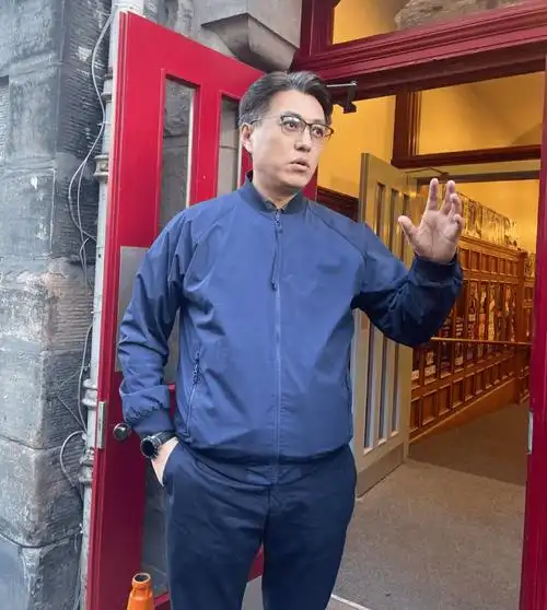 靳东现身爱丁堡艺术节,男神老了,头发白了有肚腩了