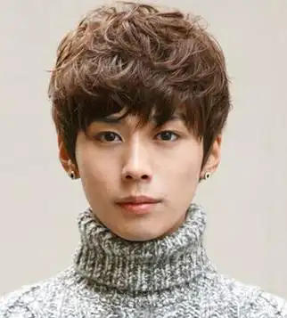 男士最新定位烫短发 斜分的刘海短发发型