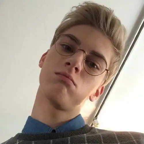 戴眼镜歪头男孩头像