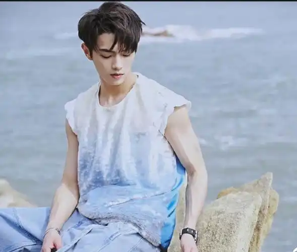 许凯超话#许凯##许凯晒一次腹肌奖励自己两个汉堡#来看看许凯照片的