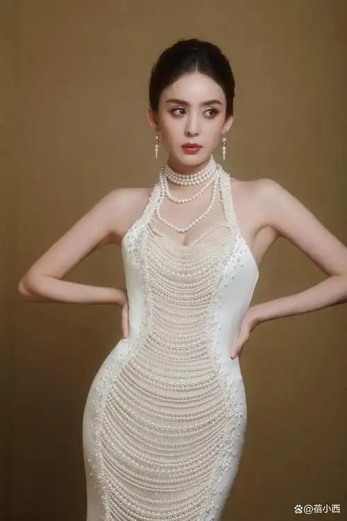 古力娜扎是娱乐里少有的少数民族美女,她的五官即便是放在美女如云的