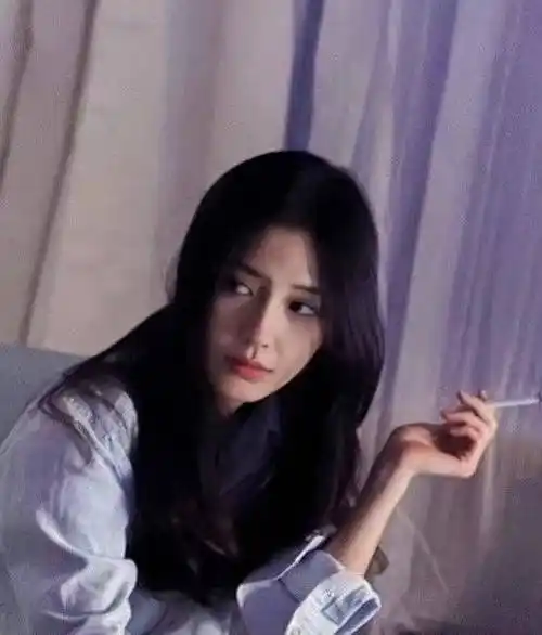 女明星抽烟到底该不该谴责?杨颖室内抽烟视频曝光,人设破碎_烟瘾_顶流