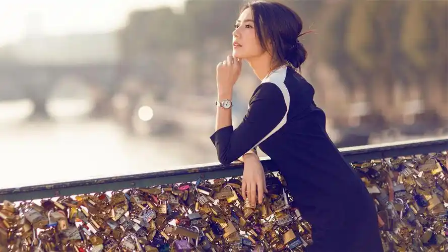 气质美女高圆圆街拍电脑桌面壁纸1