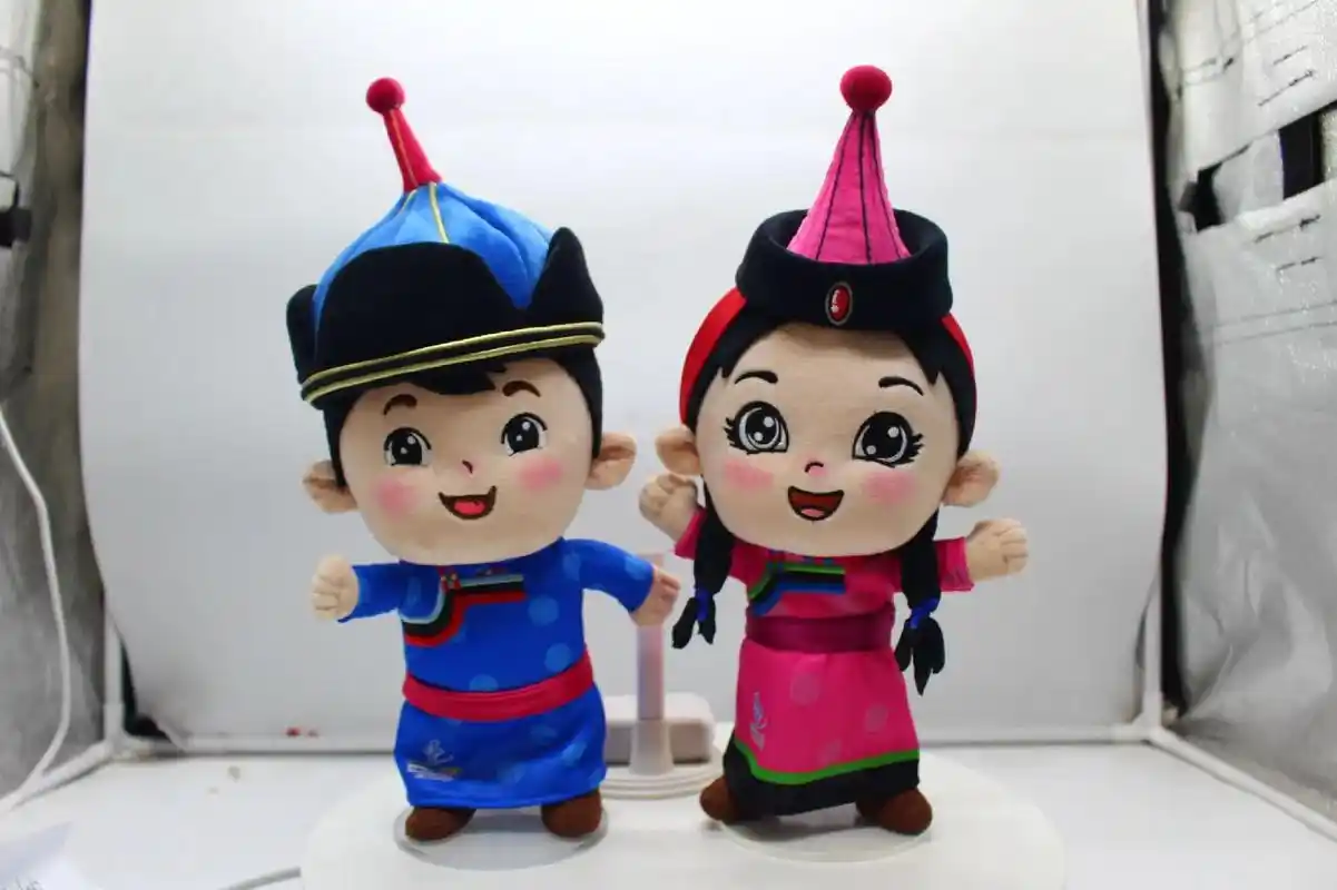 全国第十四届冬季运动会马上在内蒙古开幕,吉祥物安达和赛努,陪 - 抖