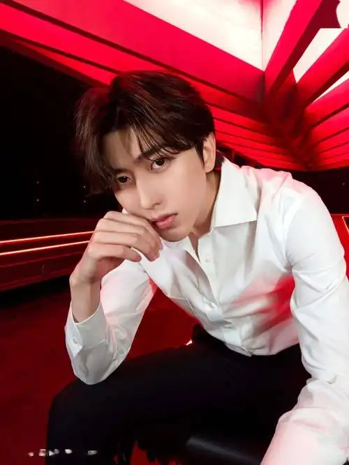 蔡徐坤自拍照拿来吧你!vivo分享坤坤满分帅气自拍