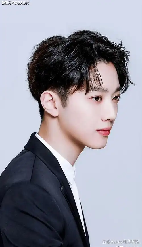 **赖冠霖:星光闪烁的多面才俊**