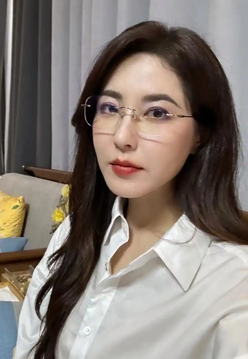 曾黎戴上眼镜变严肃了,年龄感一下子也上来了,像是中年女强人的样子