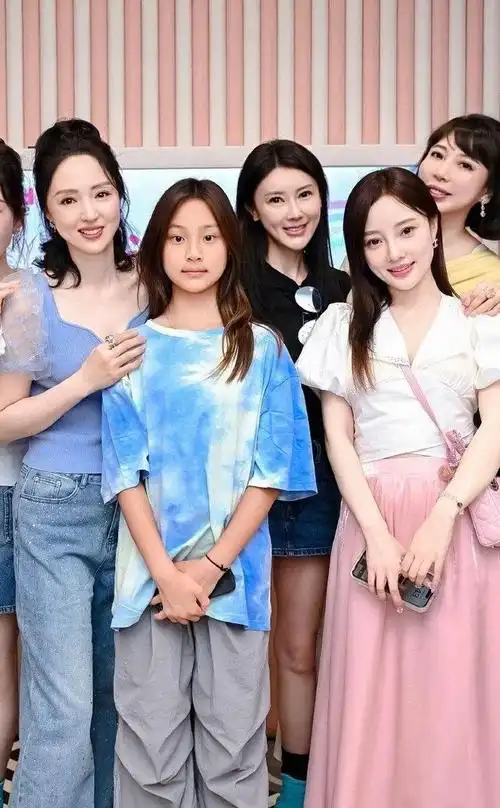 据悉李小璐和董璇私下都是非常好的朋友,每次他们女儿生日的时候两家